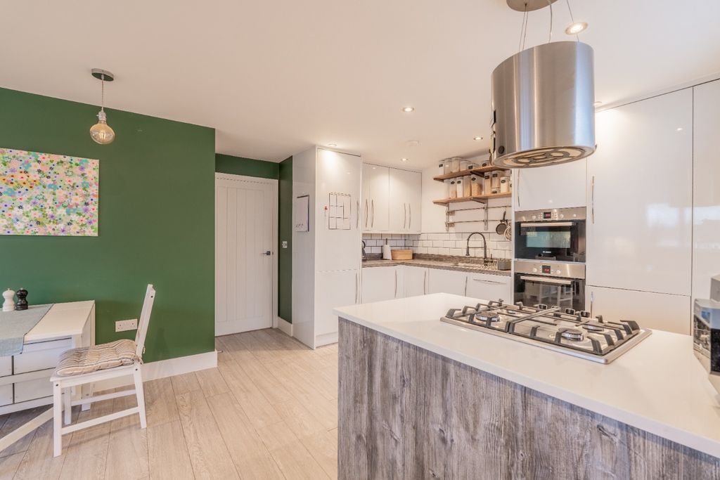 Property photo 3 of 11 4692094