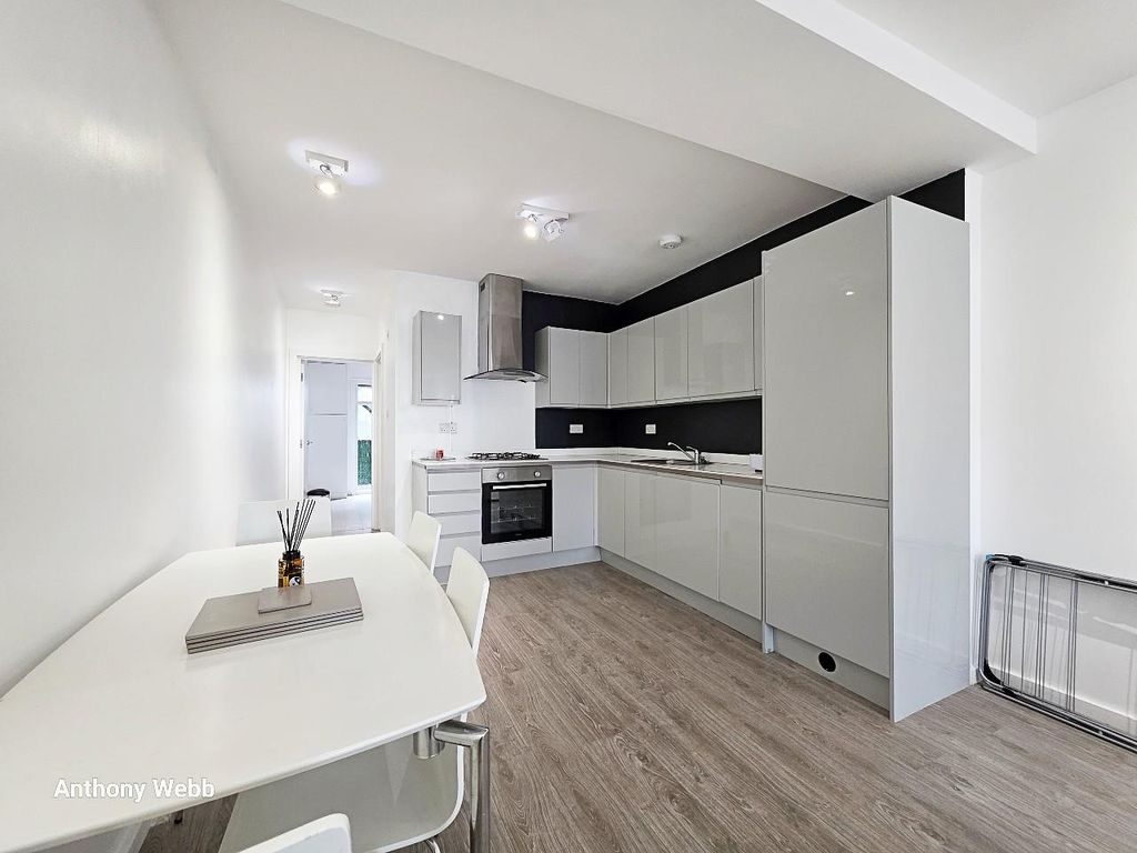 Property photo 2 of 11 Kitchen