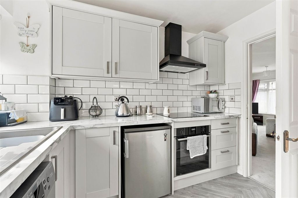 Property photo 3 of 31 59 Marston Lane (26 Of 34).Jpg