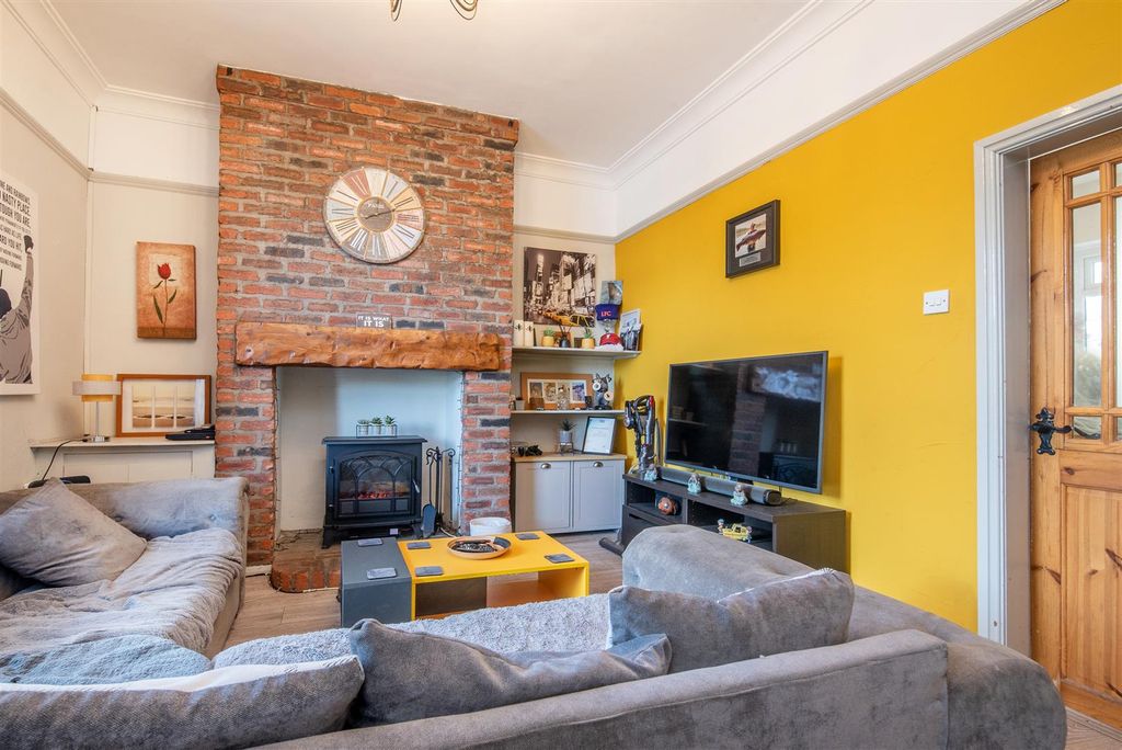 Property photo 2 of 13 Lounge