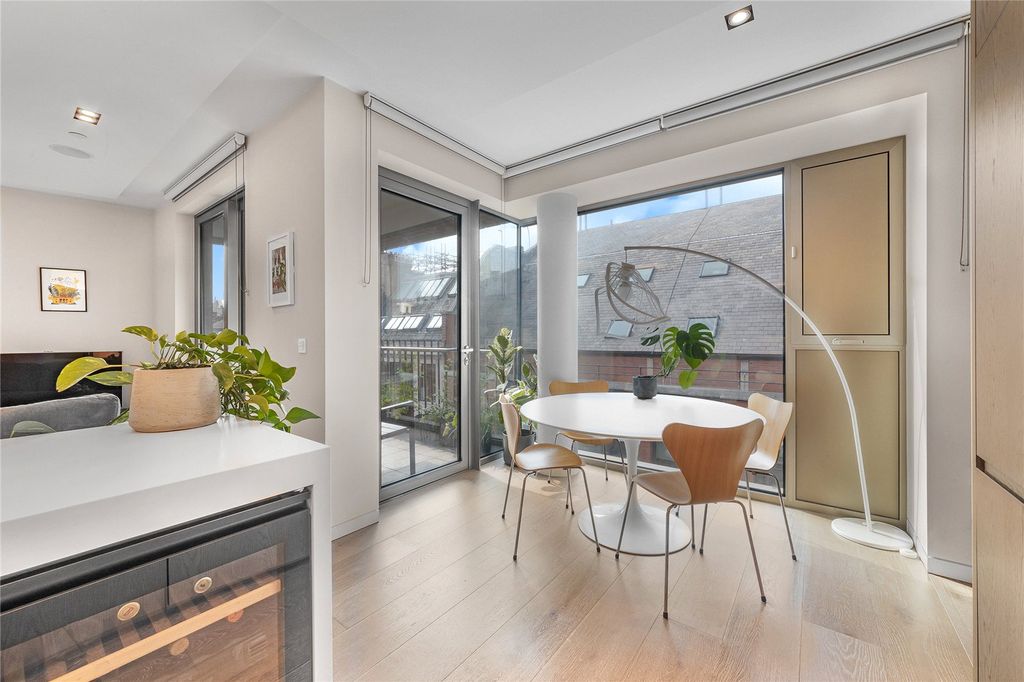 Property photo 1 of 12 Kitchen/ Dining