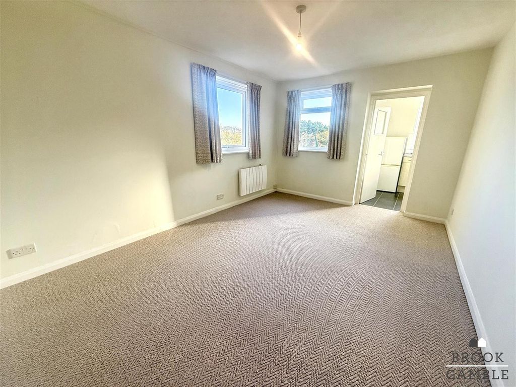 Property photo 2 of 10 01323 438506