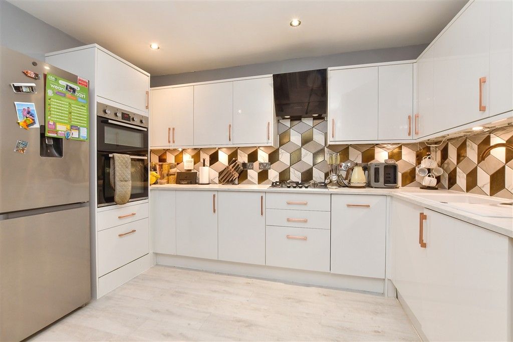 Property photo 2 of 10 Kitchen