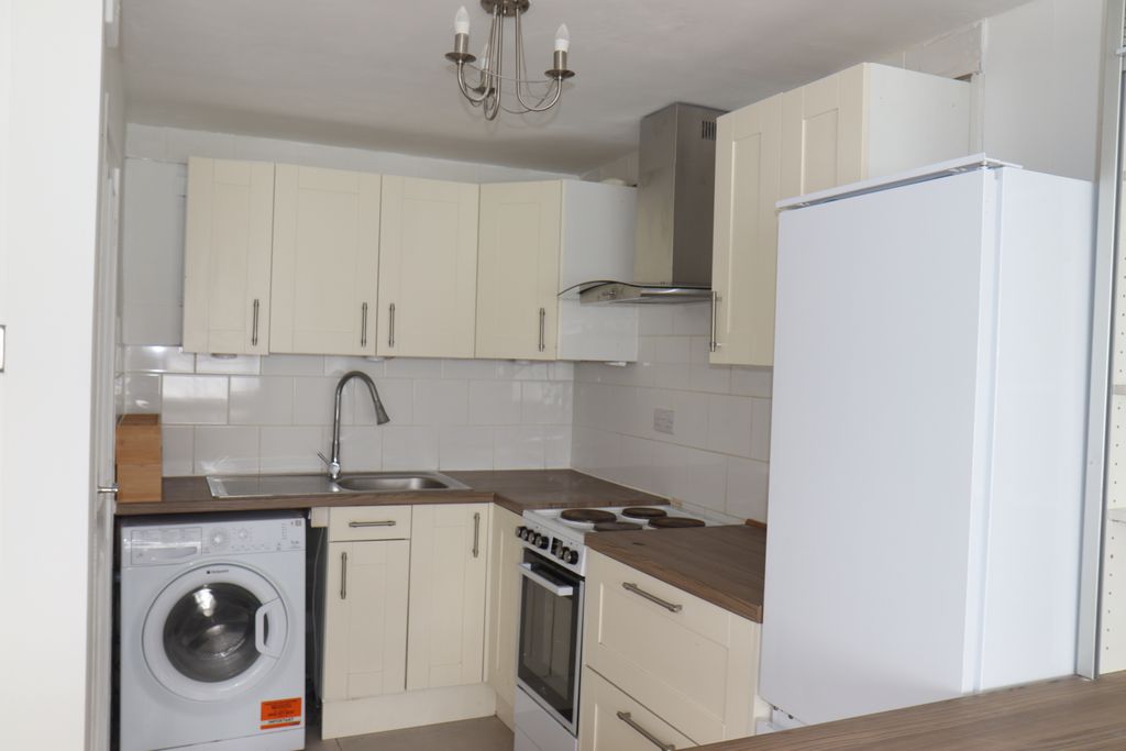 Property photo 3 of 6 Kitchen