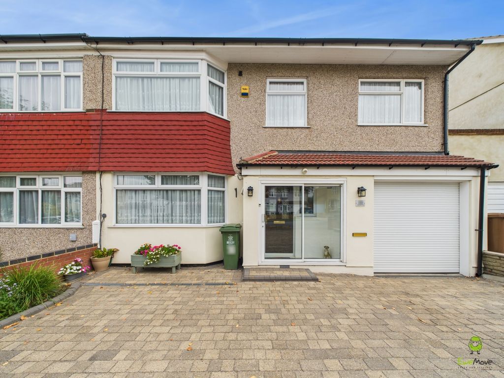 Property photo 3 of 17 Presented By Nicoleta At Ewemove Bexleyheath And D