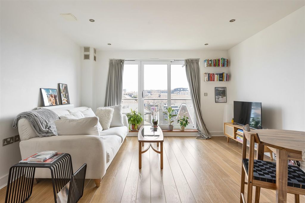 Property photo 2 of 14 Thomas Jacomb Place E17