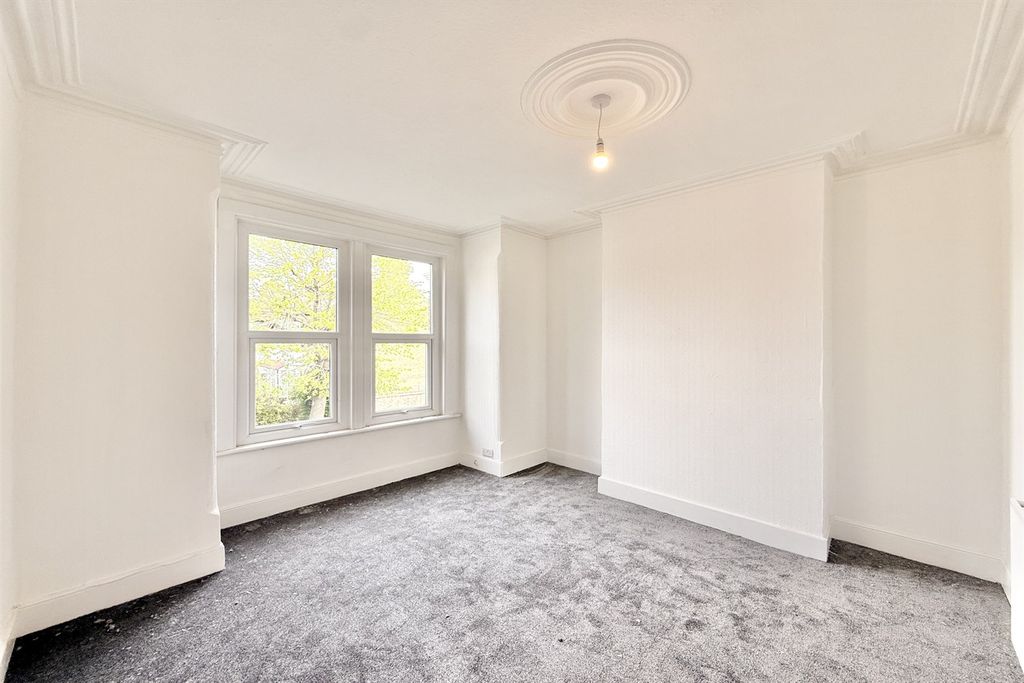 Property photo 1 of 8 (Main)