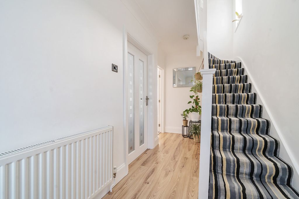 Property photo 3 of 11 Hallway