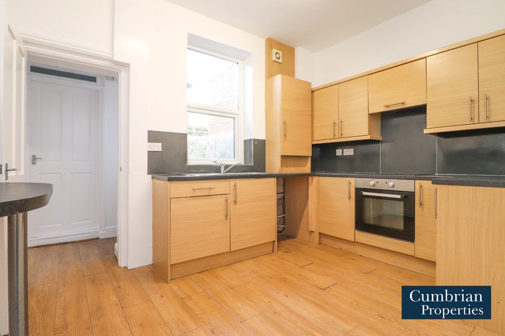 Property photo 2 of 11 Kitchen