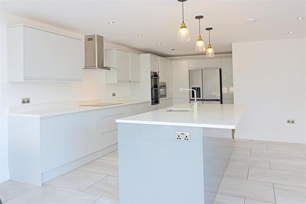 Property photo 3 of 11 Kitchen