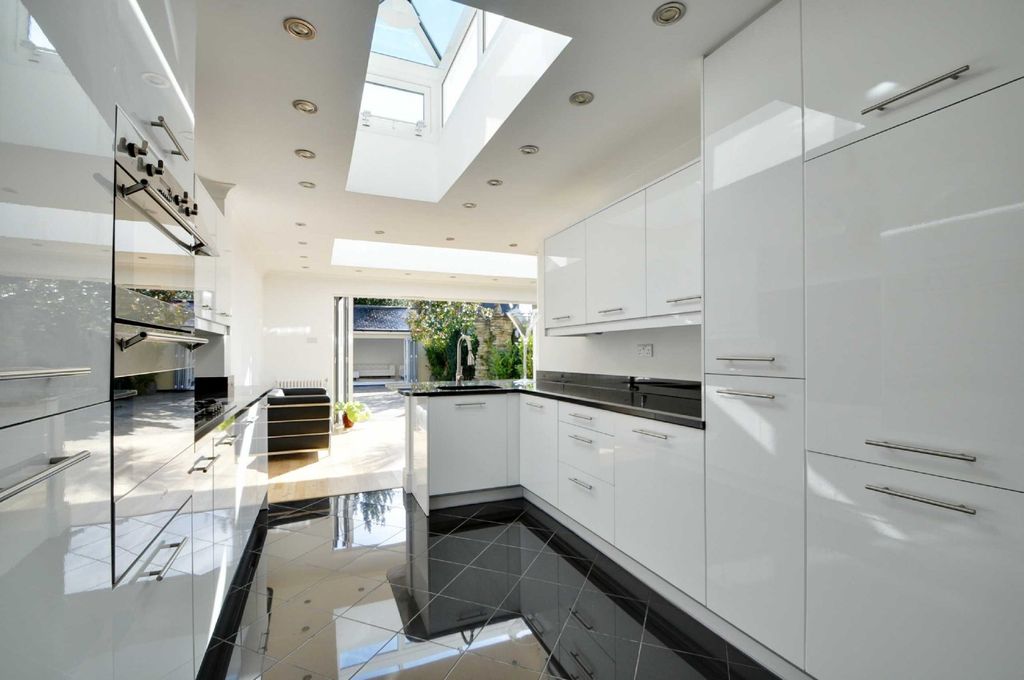 Property photo 3 of 21 Photo 02