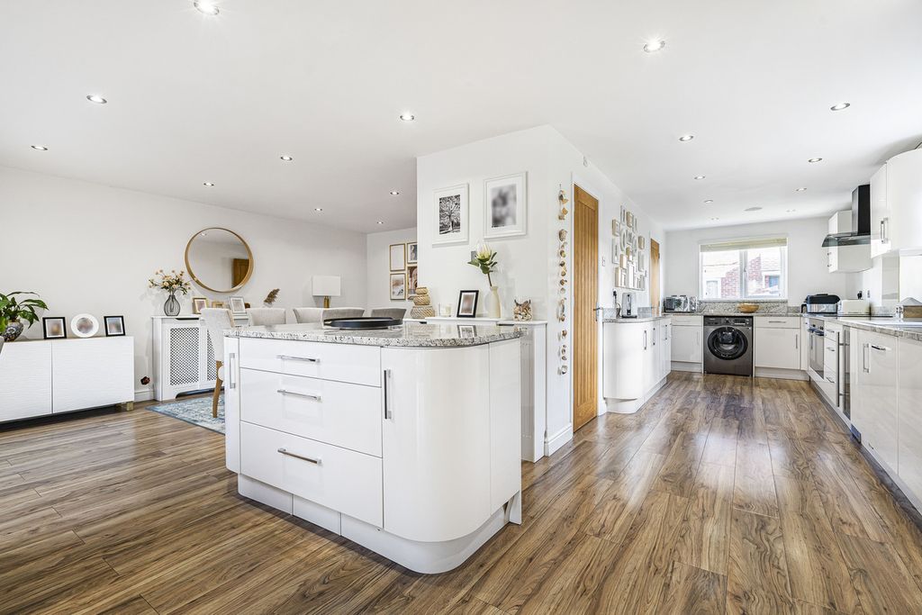 Property photo 3 of 28