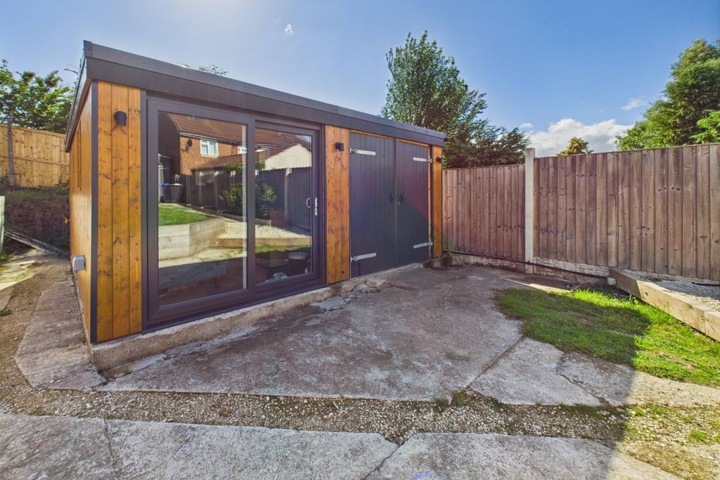 Property photo 2 of 30 Garden Office And Workshop