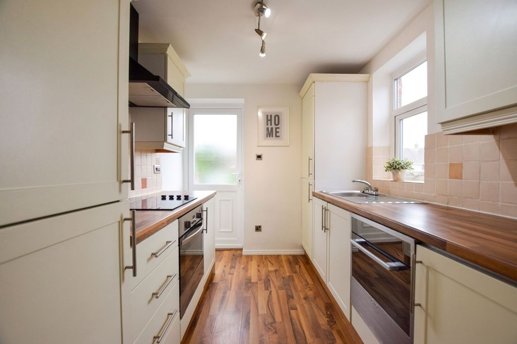 Property photo 2 of 8 Kitchen