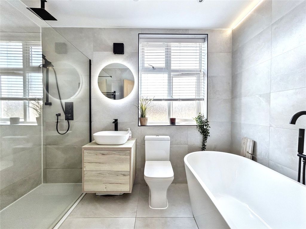 Property photo 1 of 20 Bathroom