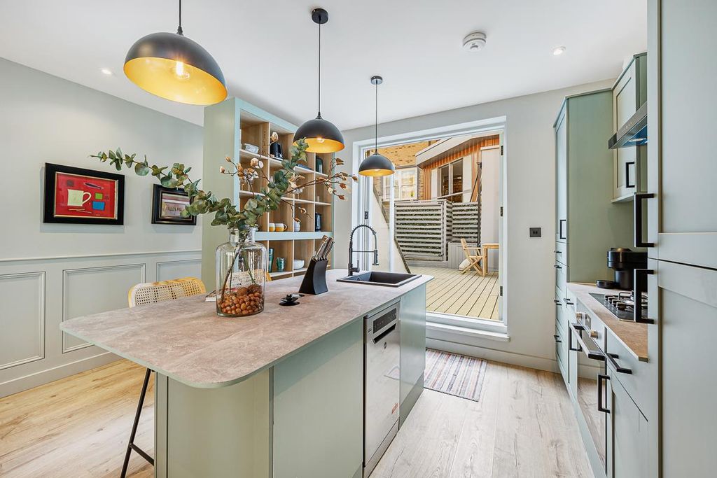 Property photo 2 of 10 Kitchen