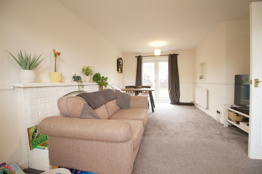 Property photo 2 of 13 Lounge.Jpg