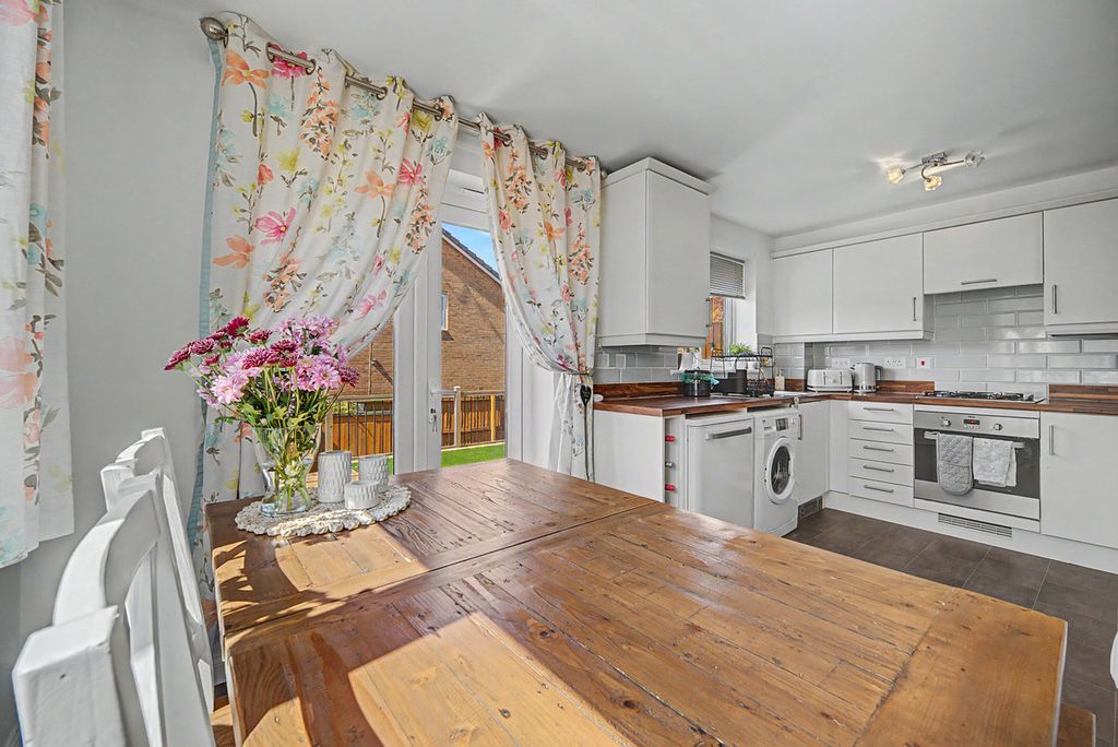 Property photo 2 of 27