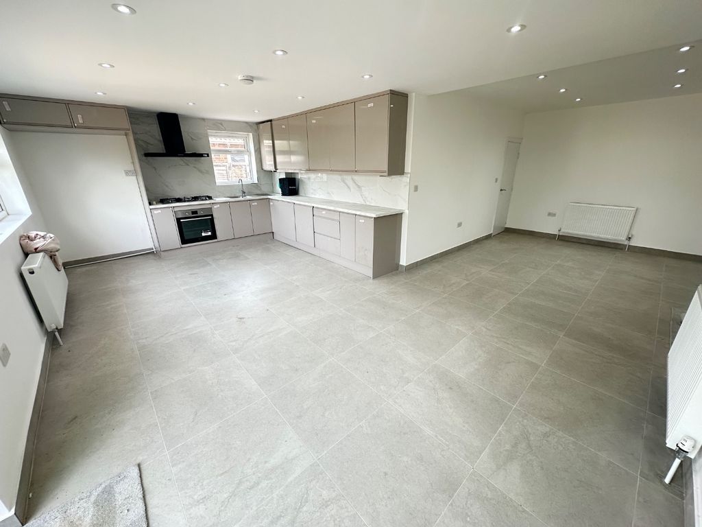 Property photo 3 of 11 5542993