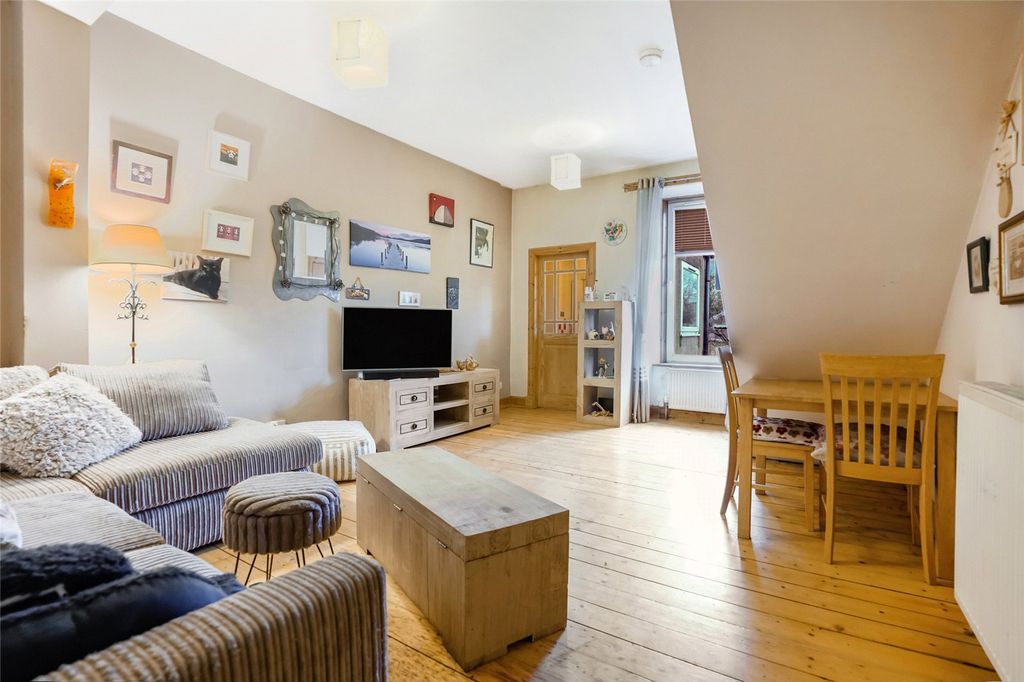 Property photo 2 of 21 Living/Dining Room