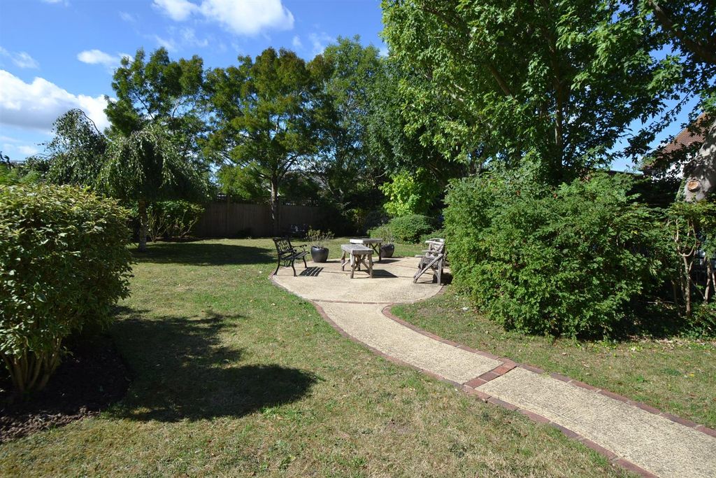 Property photo 3 of 11 8Southdowncourtgarden.Jpg