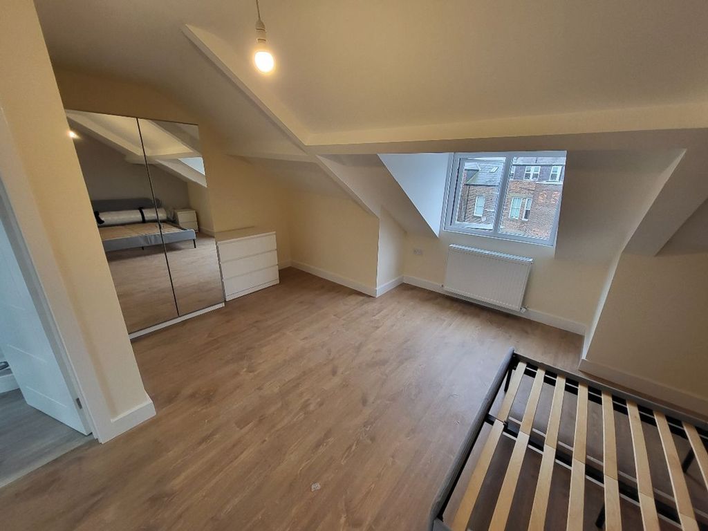 Property photo 3 of 11 Bright And Spacious Double Bedroom Featuring Ample...