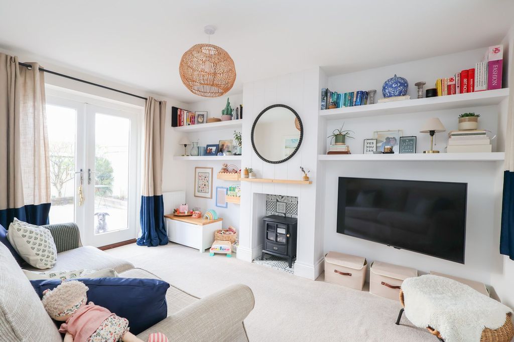 Property photo 2 of 11 Living Room