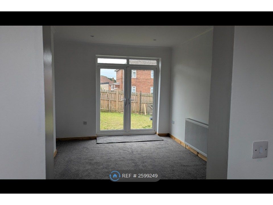 Property photo 3 of 26 Lounge Towards Back Garden