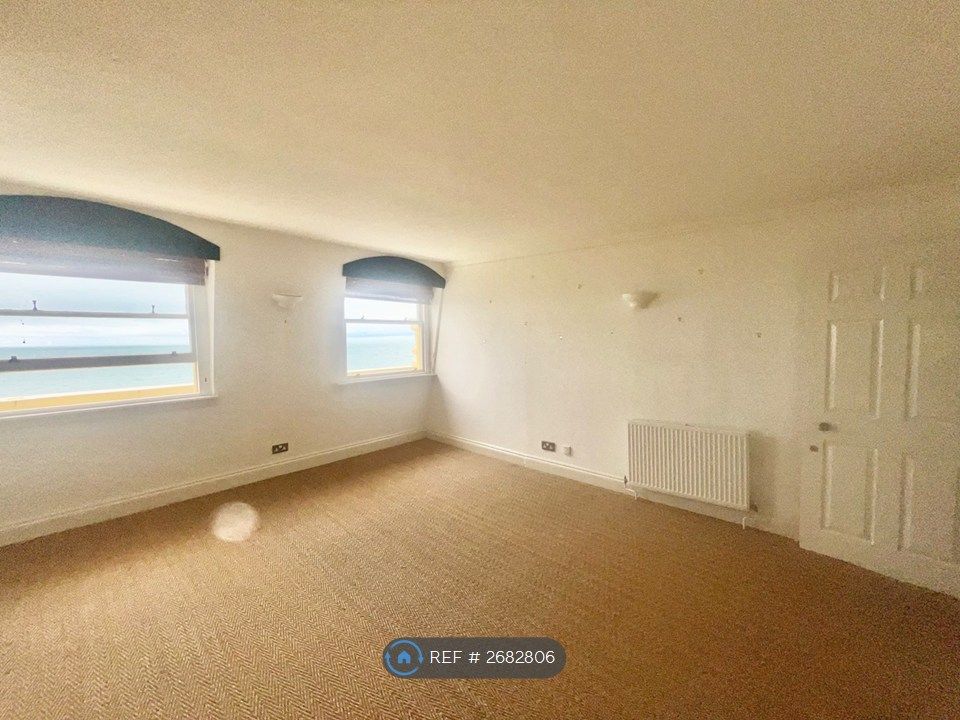 Property photo 2 of 21 Living Room (Unoccupied)