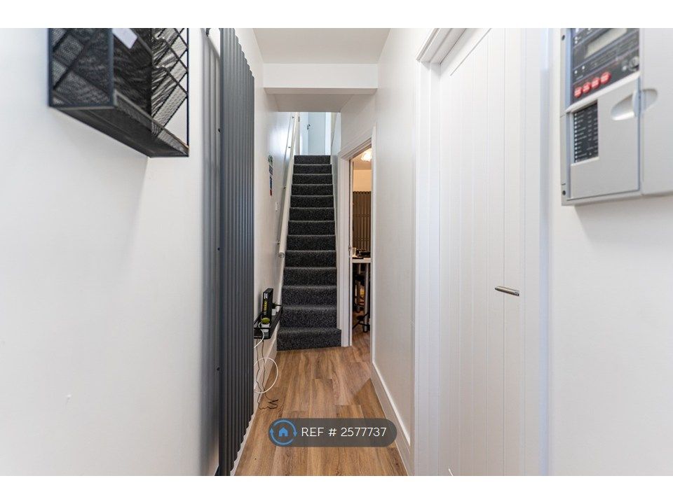 Property photo 1 of 9 Entrance Hall