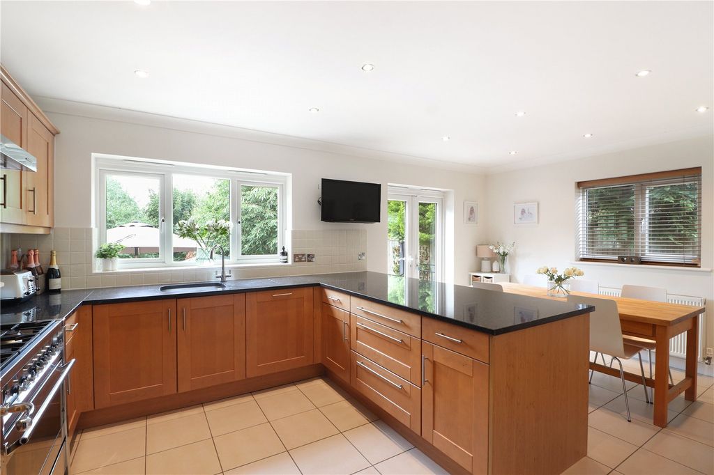 Property photo 3 of 15 Kitchen/Breakfast Rm