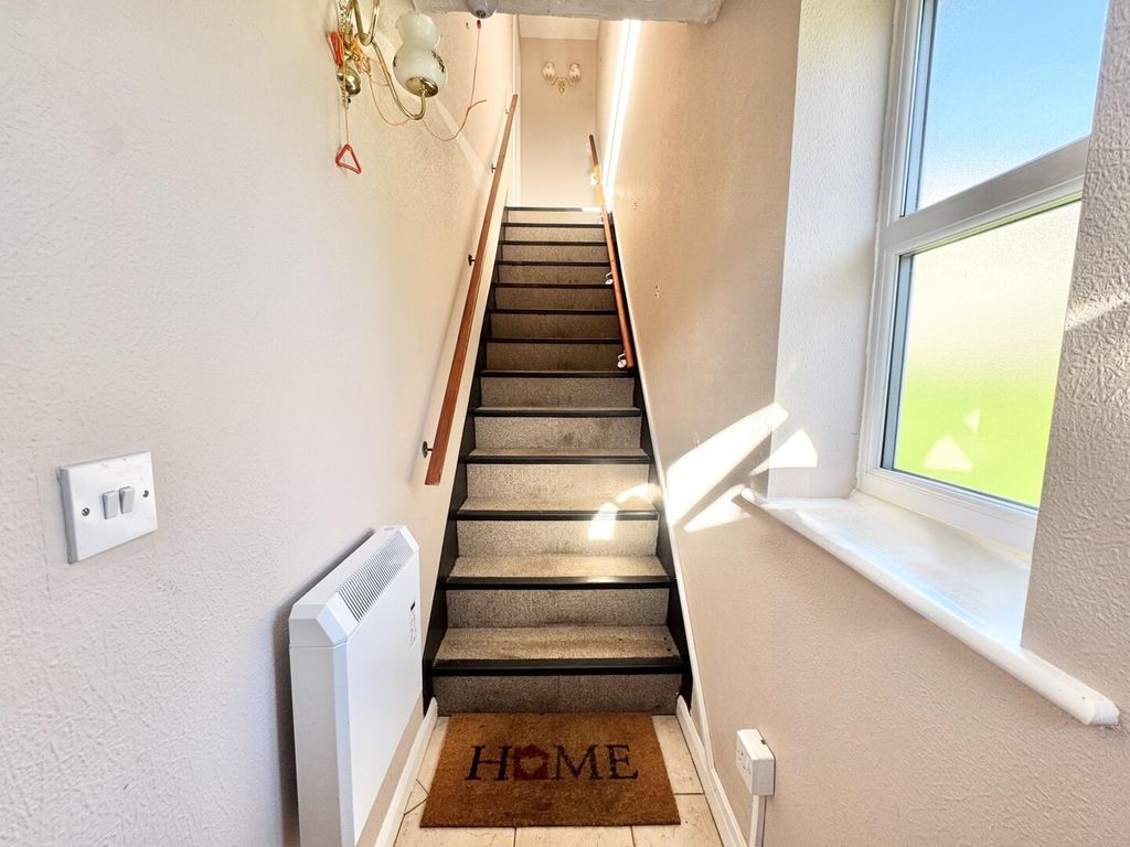 Property photo 3 of 12 Hallway