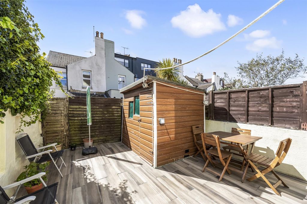 Property photo 3 of 16 Mortimer Road, 2-005.Jpg