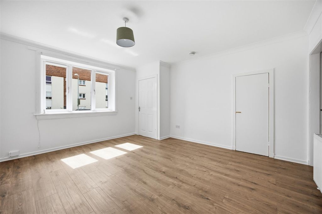 Property photo 3 of 17 9_Lamermoor_Road_Kirkintilloch_006.Jpg