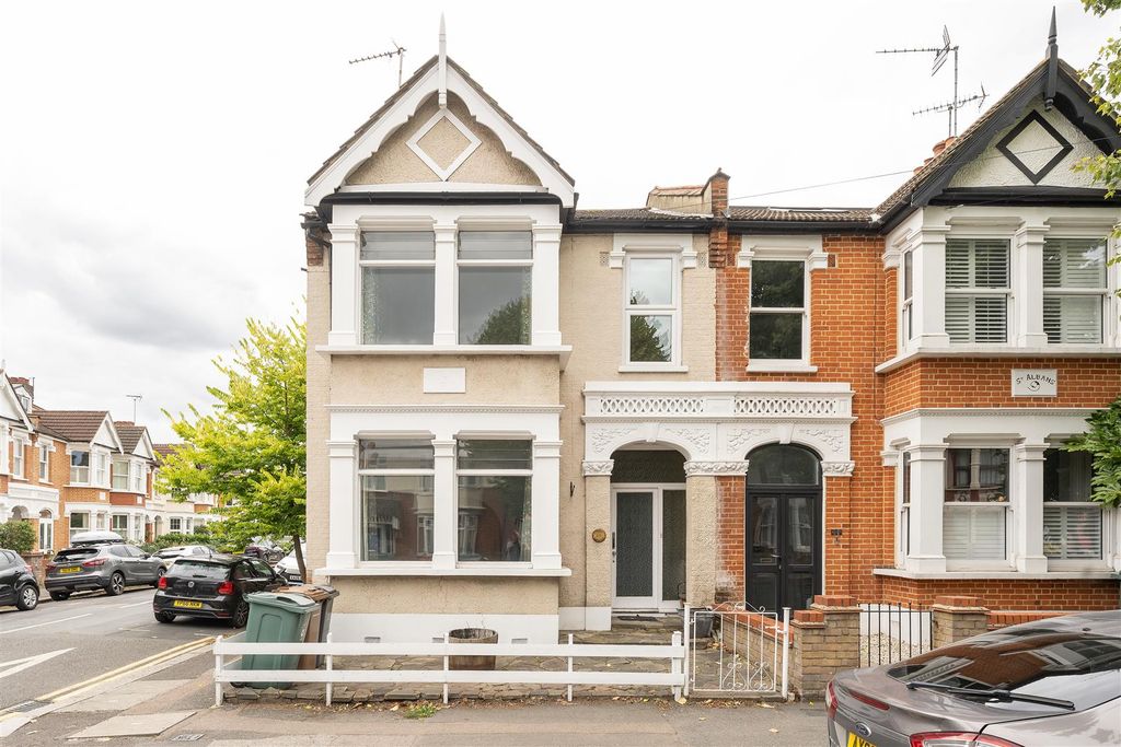 Property photo 1 of 29 Hale End Road, E4