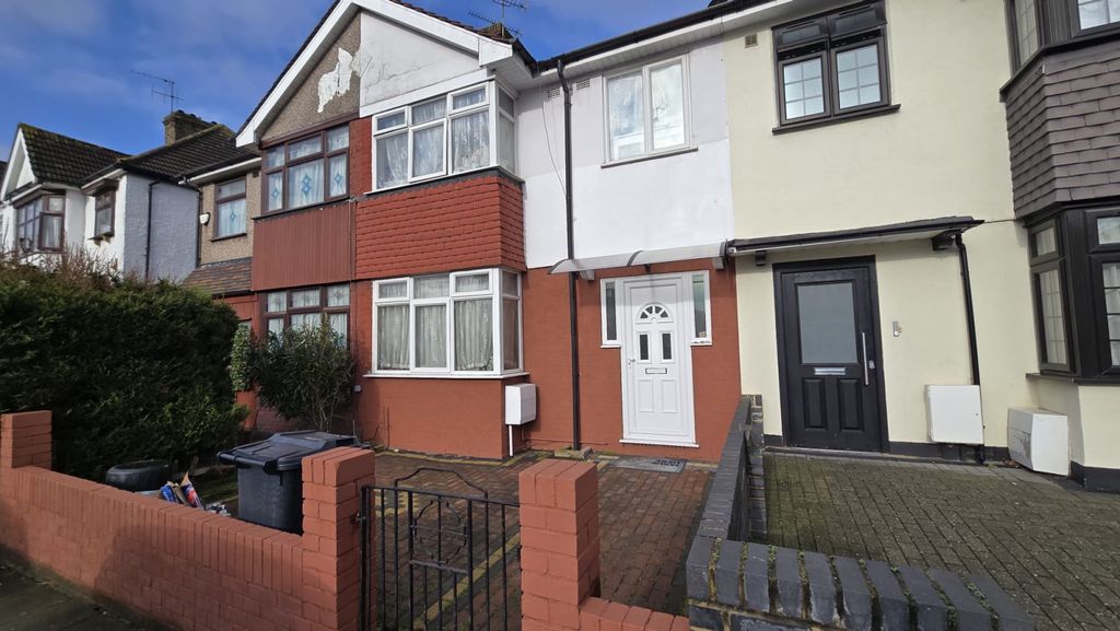 Property photo 1 of 1 5 Bed Terraced House For Sale New North Road, Hainault Ig6