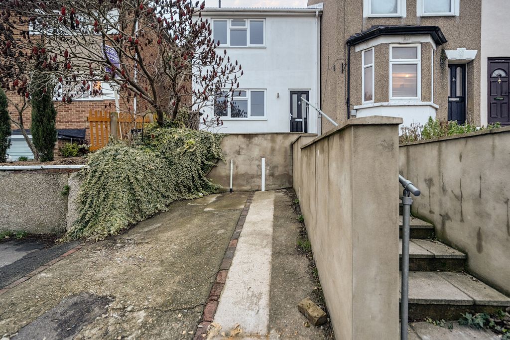 Property photo 1 of 14 External