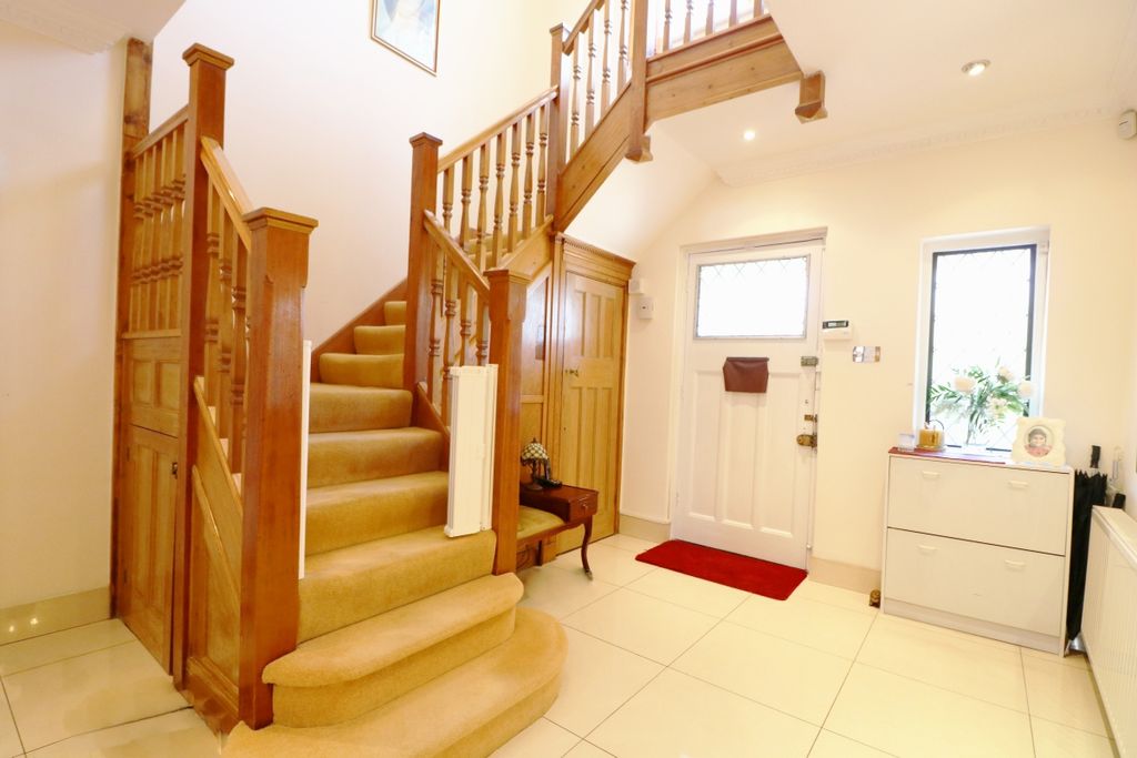 Property photo 3 of 9 Entrance Hall
