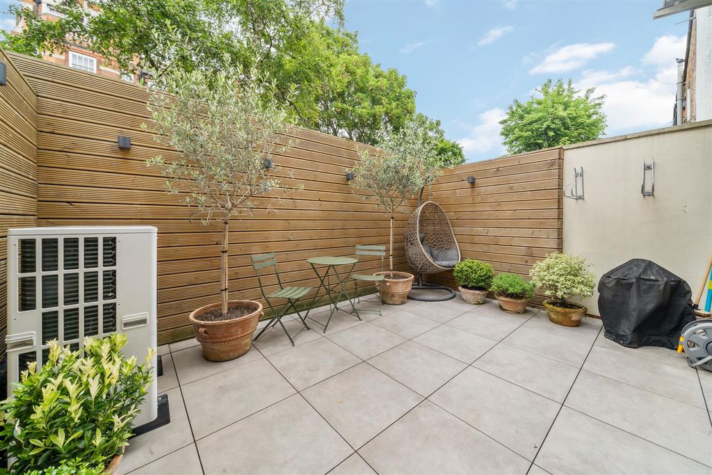 Property photo 3 of 15 Bronsart Road Ph6.Jpg