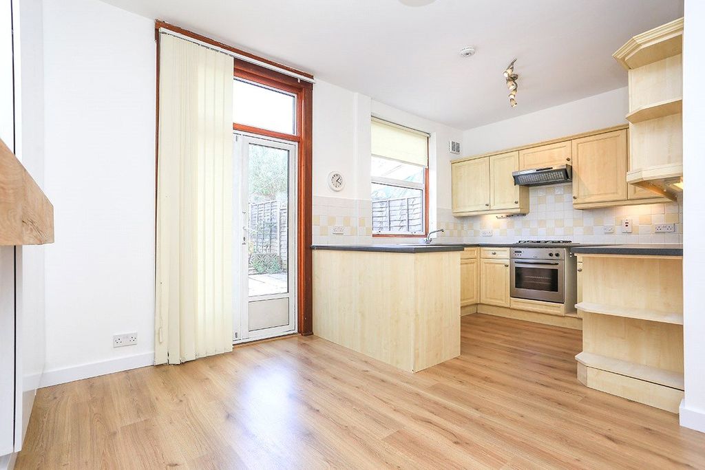 Property photo 3 of 8 Kitchen