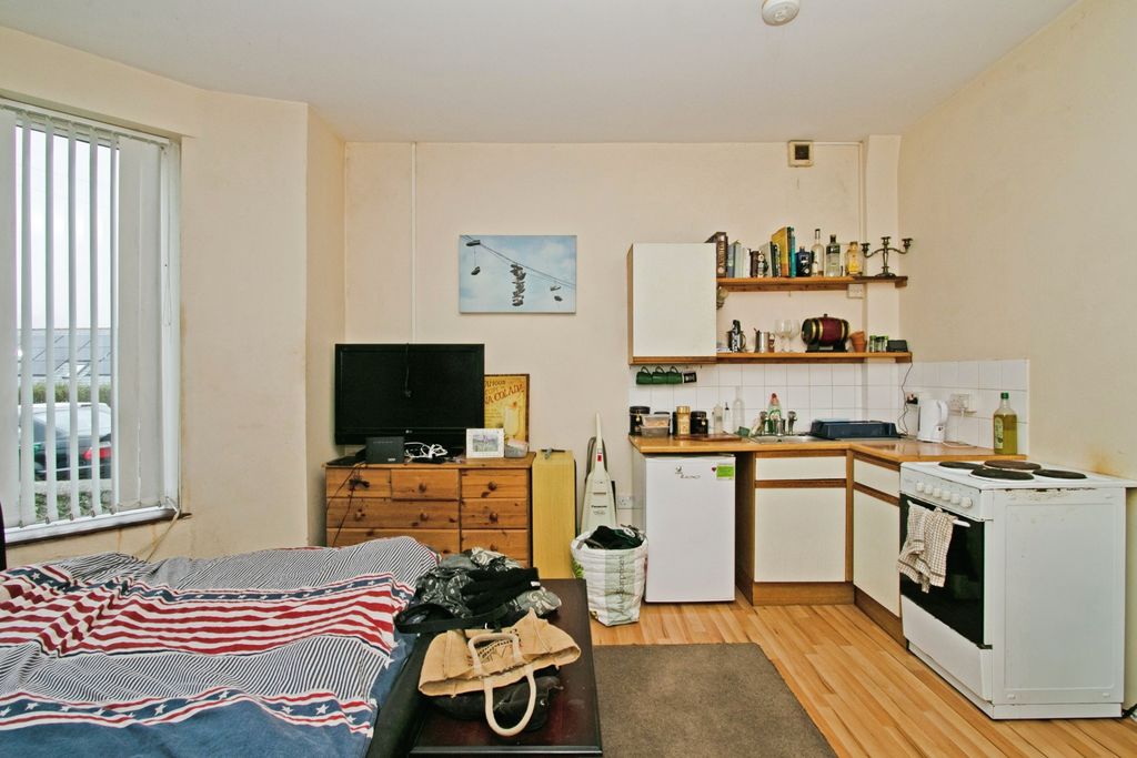 Property photo 3 of 17 Living Room