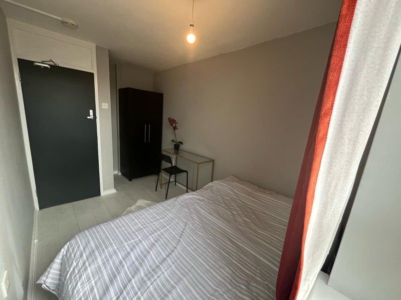 Property photo 2 of 12 Room 1- £700 Available 01/12/2025