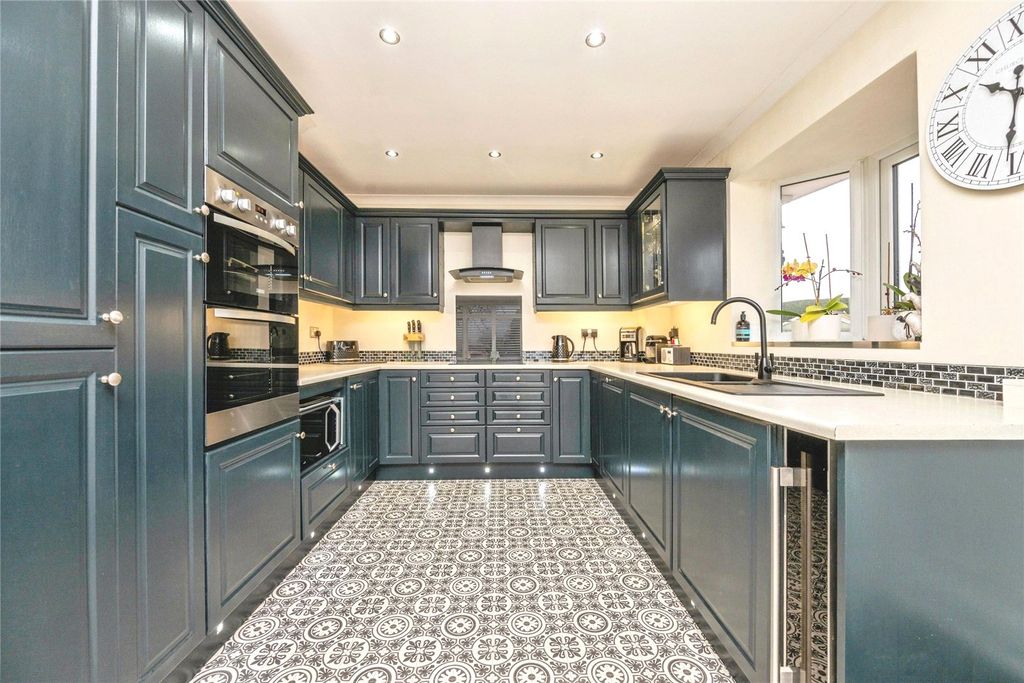 Property photo 3 of 35 Kitchen