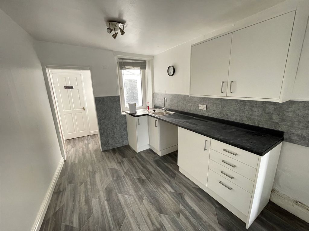 Property photo 2 of 8 Kitchen