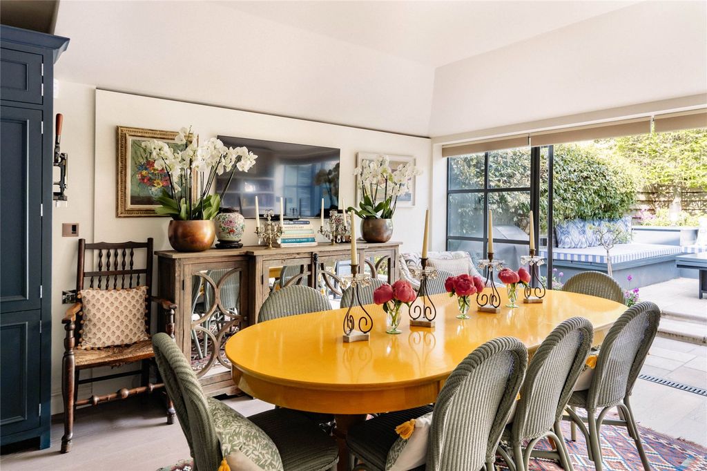 Property photo 2 of 11 Dining Space