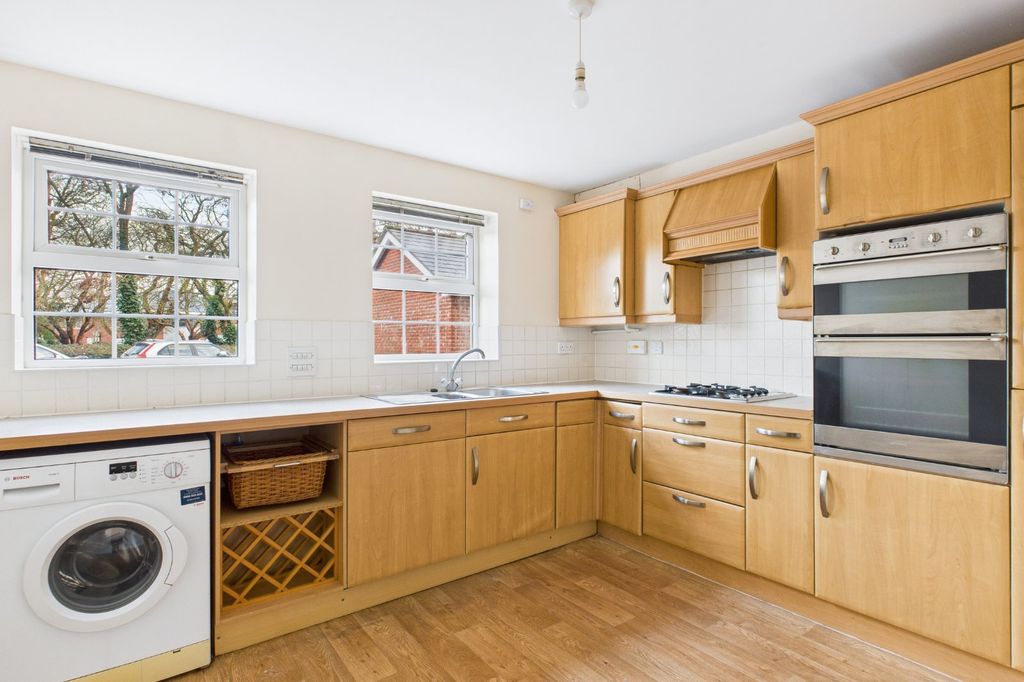 Property photo 3 of 7 Kitchen