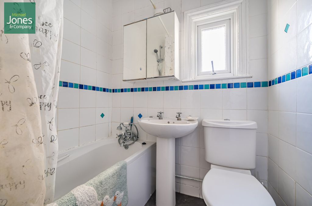 Property photo 3 of 7 Bathroom