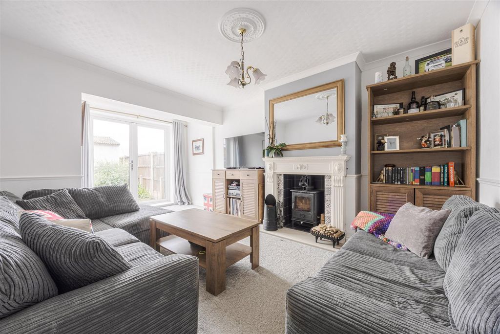 Property photo 3 of 18 Lounge