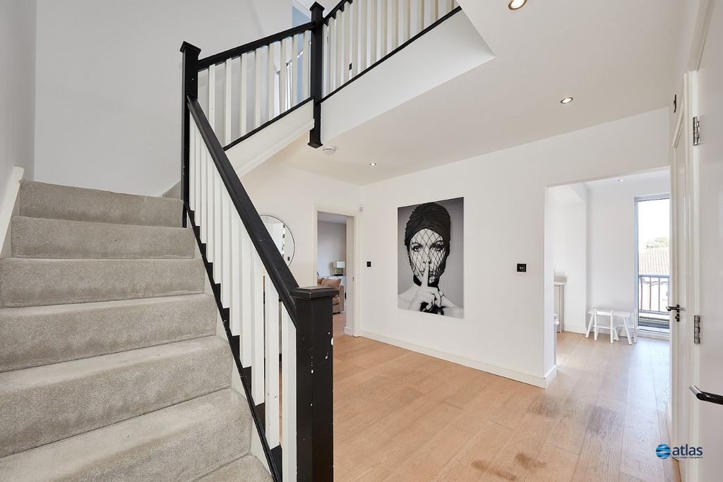 Property photo 2 of 17 Hallway