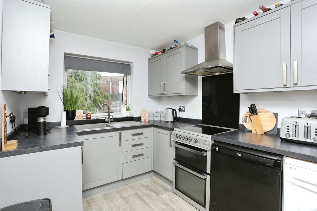 Property photo 1 of 17 Kitchen